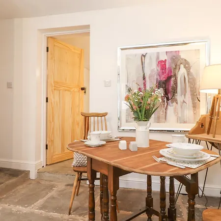 The Wonky Burrow Apartment Windermere