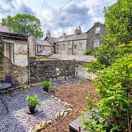 Apartament The Wonky Burrow *